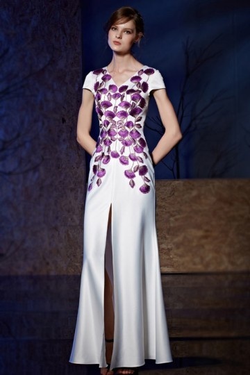 Robe blanche moulante imprimée en motif violet avec une fente devant