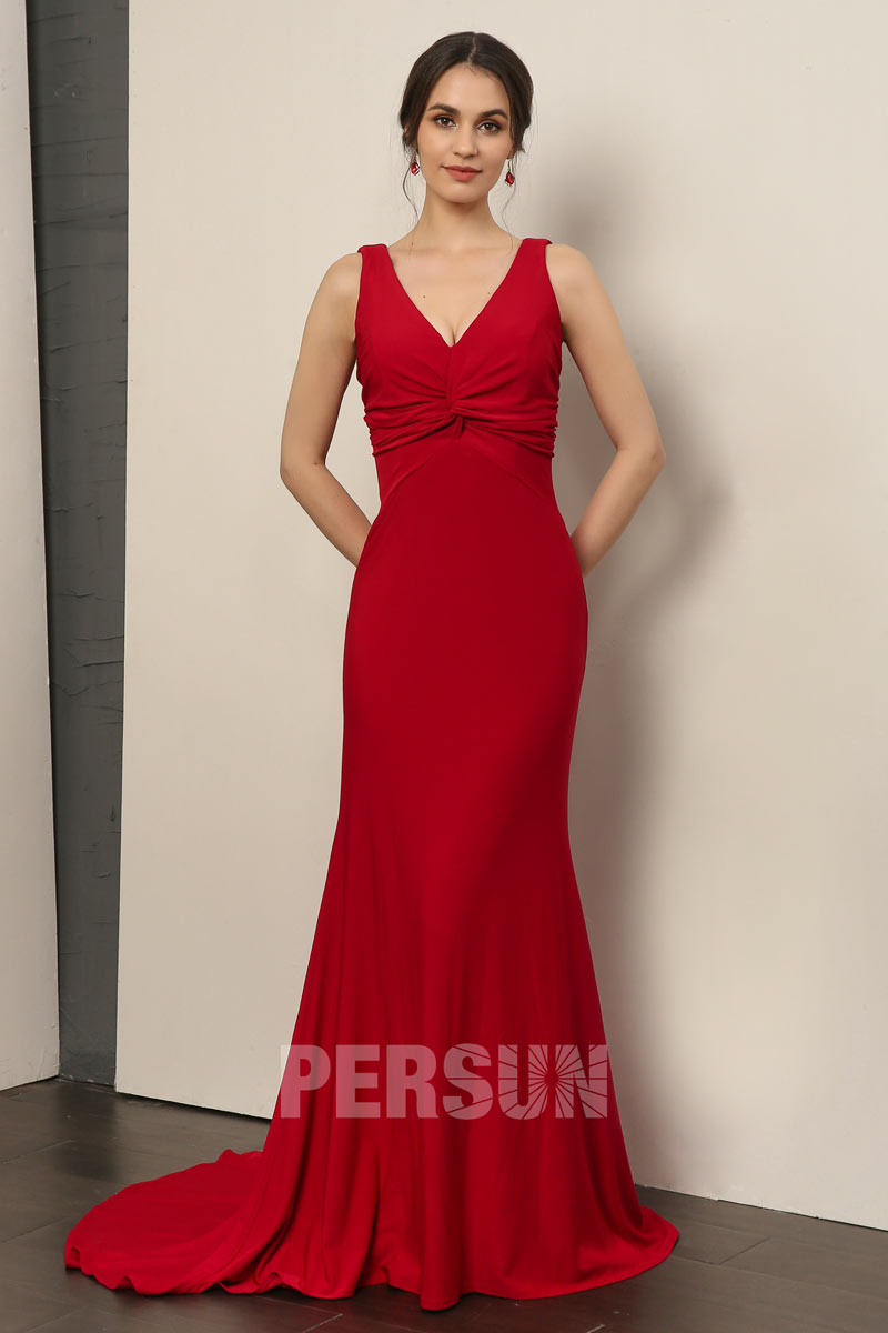 Robe de bal rouge fourreau col en V bustier froncé à traîne courte