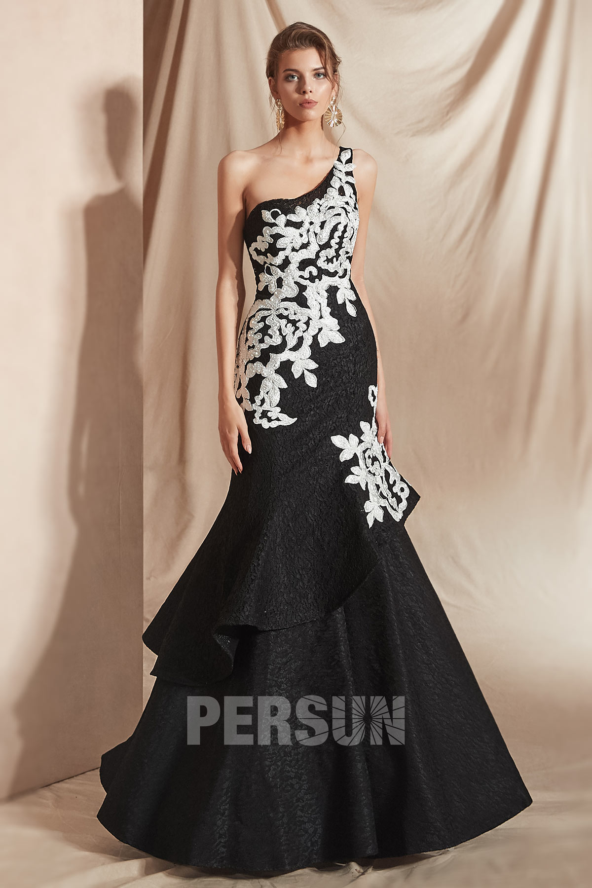 robe de soirée noire trompette longue asymétrique embelli de dentelle florale blanche