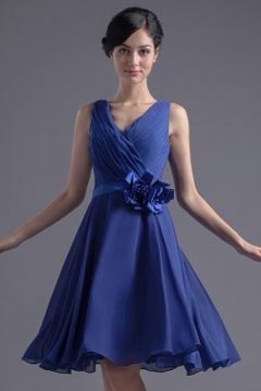 Robe courte aux genoux Bordeaux col V ornée de fleur à la ceinture