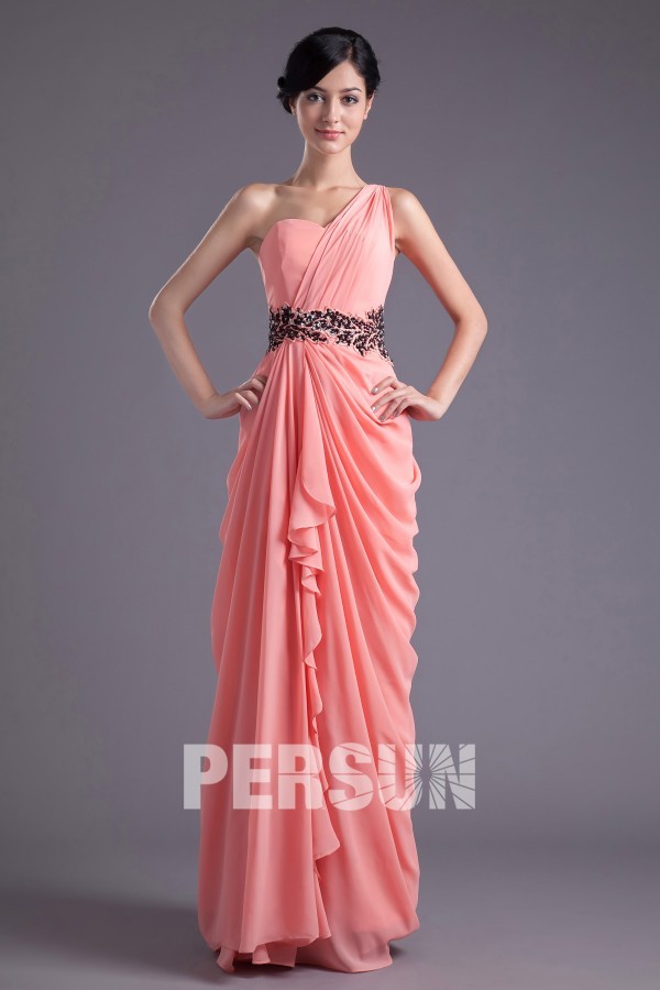 Robe soirée longue asymétrique ceinturée de bijoux et appliques