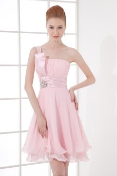 Petite robe rose plissée asymétrique taille empire ornée de strass
