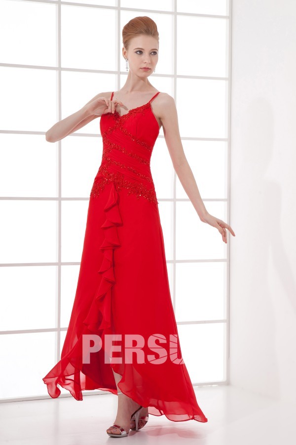 Robe plage rouge ornée de fleurs à bretelle fine