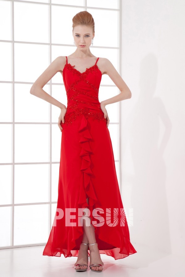Robe plage rouge ornée de fleurs à bretelle fine