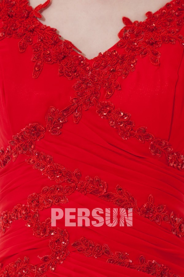 Robe plage rouge ornée de fleurs à bretelle fine