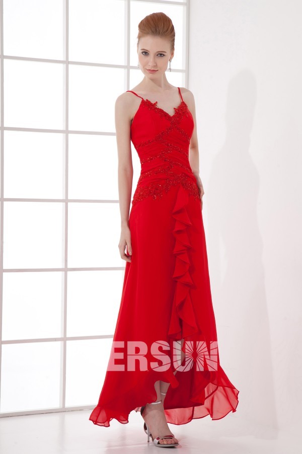 Robe plage rouge ornée de fleurs à bretelle fine