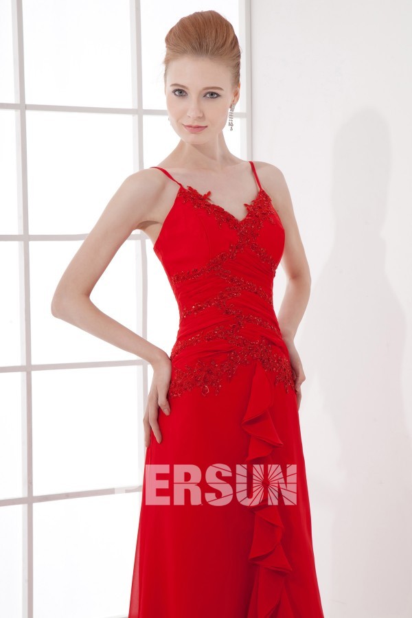 Robe plage rouge ornée de fleurs à bretelle fine