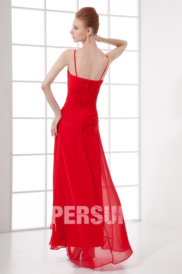 Robe plage rouge ornée de fleurs à bretelle fine