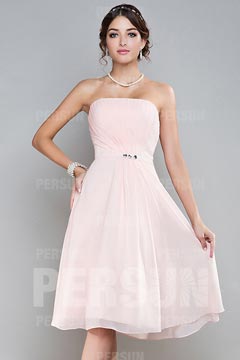Robe plissée longueur genoux sans bretelle ceinturée