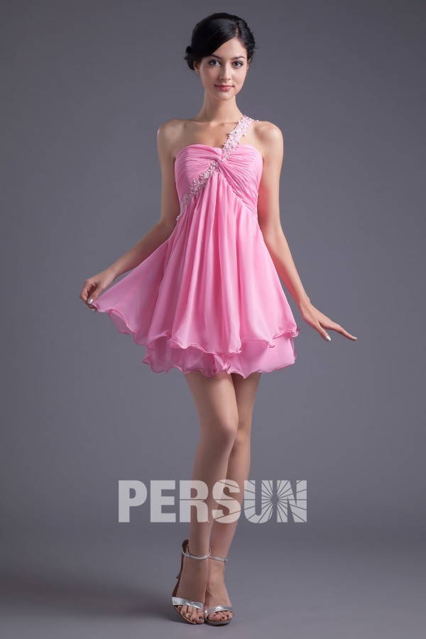 Robe bal rose courte asymétrique ornée de perles à dos nu