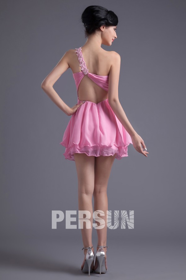 Robe bal rose courte asymétrique ornée de perles à dos nu