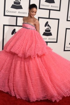 Robes habillées coloris rouge repérée à Grammy Awards 2015