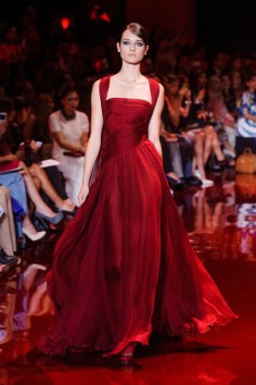 Couleur tendance : Le rouge vif pour une robe soirée sobre et simple